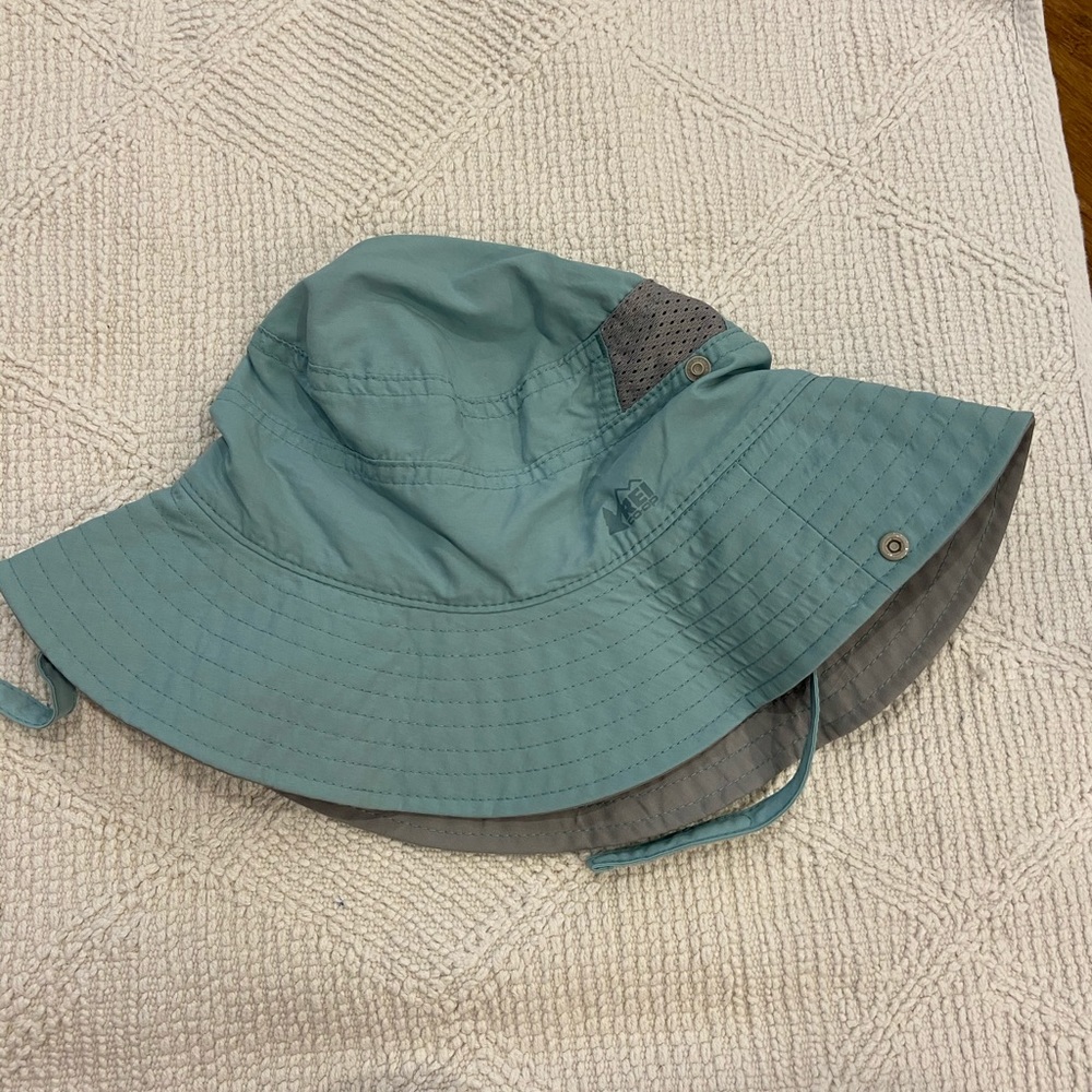 Cute blue REI hat!